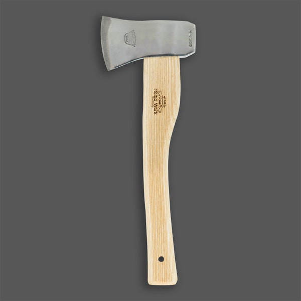Eine Axt von Helko Werk mit einem Axtkopf aus Stahl und einem geschwungenen Stiel aus Hickory Holz.