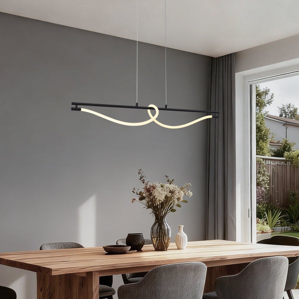 Esszimmer mit Esstisch, Stühlen und LED-Hängeleuchte mit geschwungenem Design
