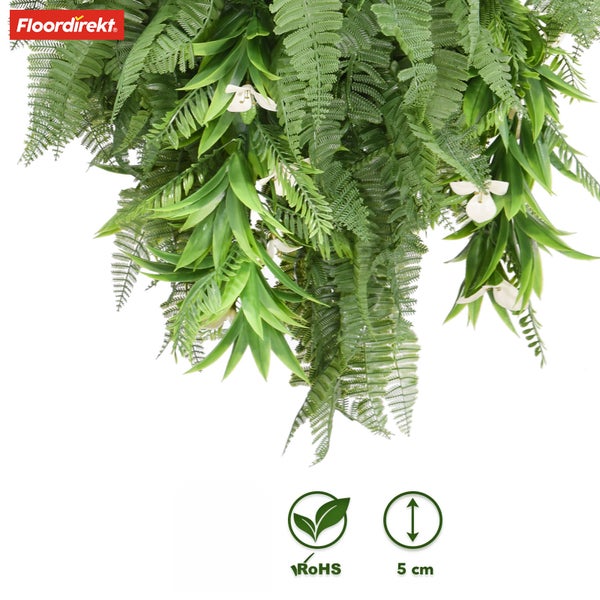 Künstliche Hängepflanze mit Farnblättern und weißen Blüten. Floordirekt Logo. RoHS-konform. Höhe 5 Zentimeter.