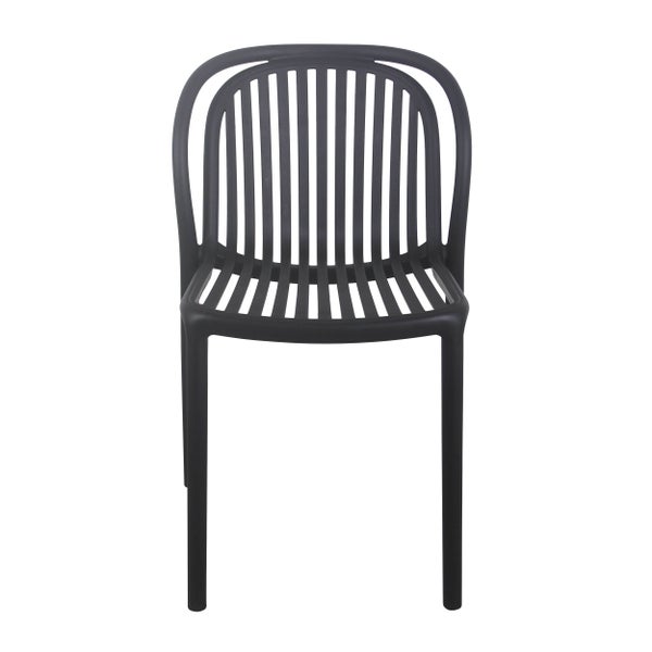 Schwarzer Gartenstuhl aus Kunststoff mit vertikalen Lamellen an Rückenlehne und Sitzfläche.