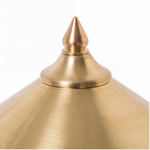 Oberteil eines Lampenschirms aus gebürstetem Metall mit einer dekorativen Spitze.