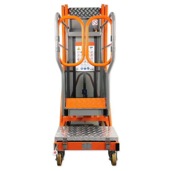 Mobile Arbeitsbühne aus Metall in Orange und Grau mit Sicherheitsgeländer, Riffelblech und Rollen.