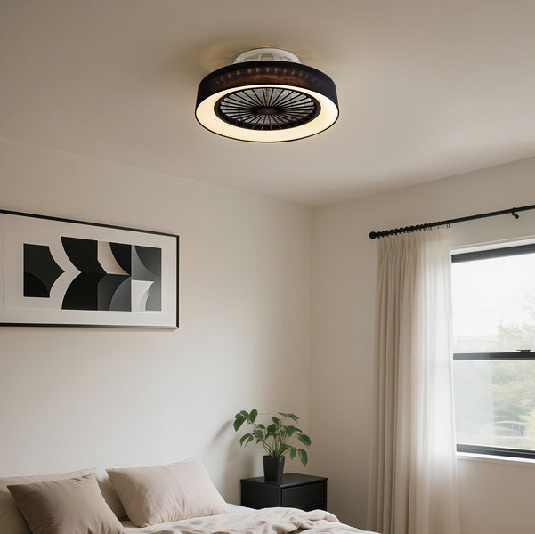 Deckenventilator mit integrierter LED Beleuchtung in modernem Design für Schlafzimmer oder Wohnraum.