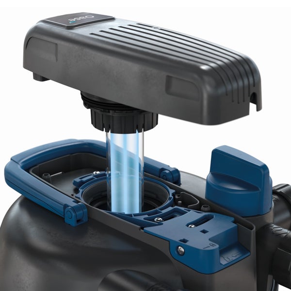 Oase UVC-Vorklärgerät wird in einen Teichfilter eingesetzt. Gehäuse aus Kunststoff mit Oase Logo und UV-C-Lampe im Glasrohr.