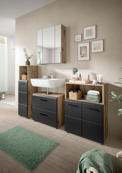 Moderner Badezimmerraum mit Waschtisch, Spiegelschrank und Badmöbeln in Holzoptik mit schwarzen Fronten.