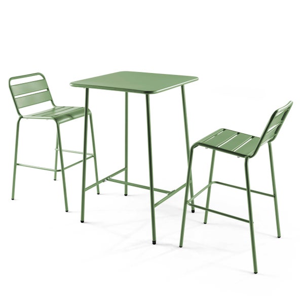 Dreiteiliges Balkon-Set aus Metall in Grün mit einem hohen quadratischen Tisch und zwei Barhockern.
