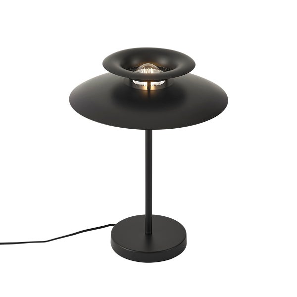 Tischleuchte aus Metall in Schwarz mit flachem Rundschirm und sichtbarem Leuchtmittel.