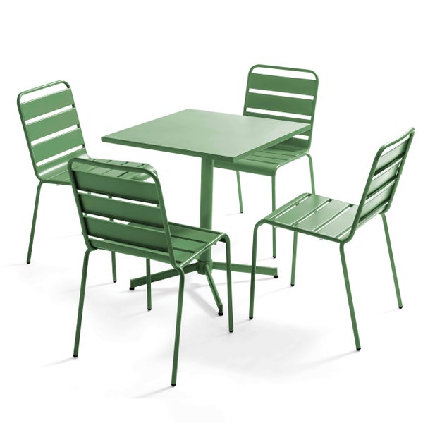 Grünes Gartenmöbel-Set bestehend aus einem quadratischen Metalltisch und vier Metallstühlen mit Lattenoptik.