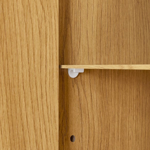 Detailansicht eines Holzregals mit Regalhalter