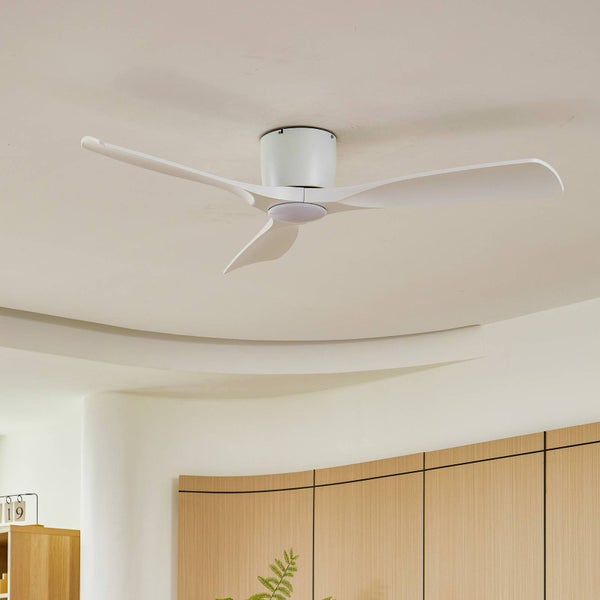 Moderner Deckenventilator mit drei Flügeln und integrierter Leuchte in Weiß an einer hellen Zimmerdecke.