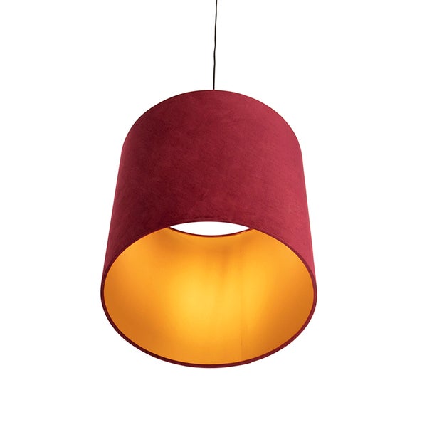 Pendelleuchte mit dunkelrotem Samtschirm und goldener Innenseite.