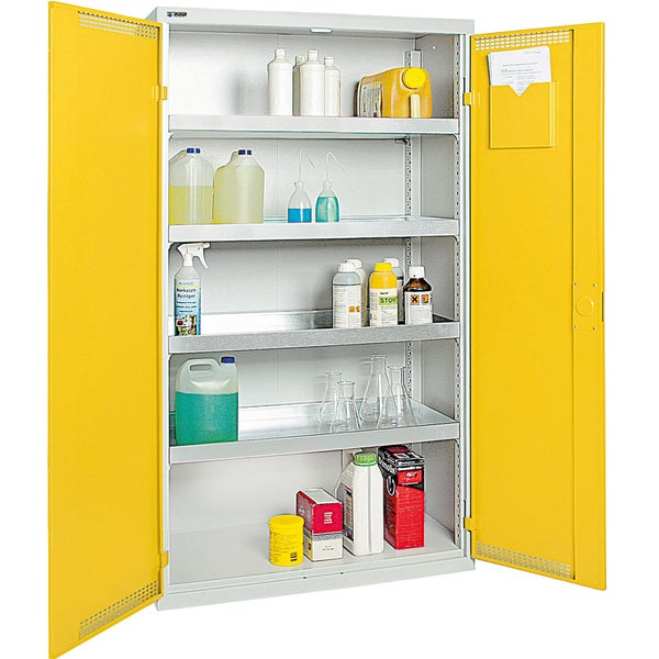 Umweltschrank aus Metall mit zwei gelben Flügeltüren, offen mit fünf Wannenböden und verschiedenen Behältern für Gefahrstoffe.