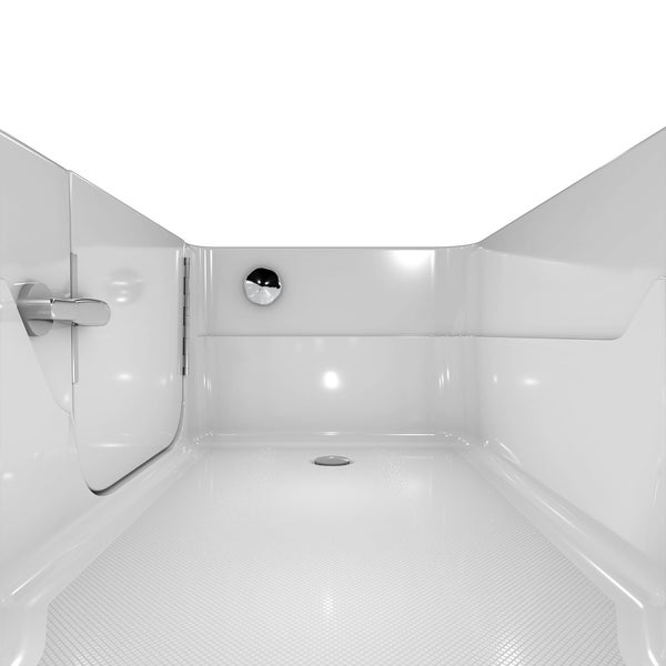 Innenansicht einer weißen, begehbaren Dusche mit Griff, Brausekopf und Ablauf