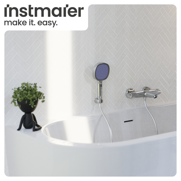 Instmaier Logo über einer modernen weißen Badewanne mit verchromter Armatur, Handbrause und Fliesen im Fischgrätenmuster.