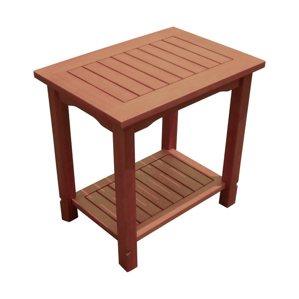 Beistelltisch aus Holz mit zwei Ebenen und Oberflächen in Latten-Optik.