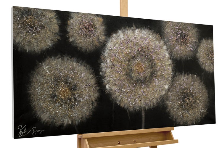 Wohnzimmer mit grauem Sofa, Stehlampe und einem Gemälde mit Pusteblumenmotiv an der Wand.