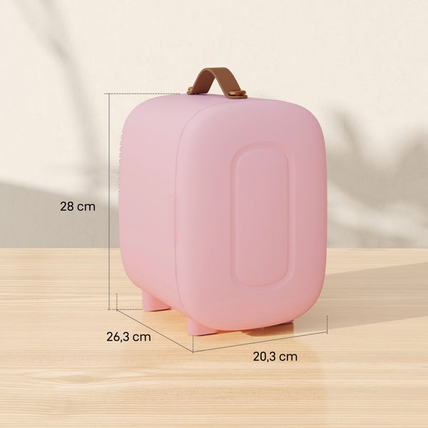 Kleiner rosa Minikühlschrank mit braunem Tragegriff und Maßen: Höhe 28 Zentimeter, Breite 20,3 Zentimeter, Tiefe 26,3 Zentimeter.