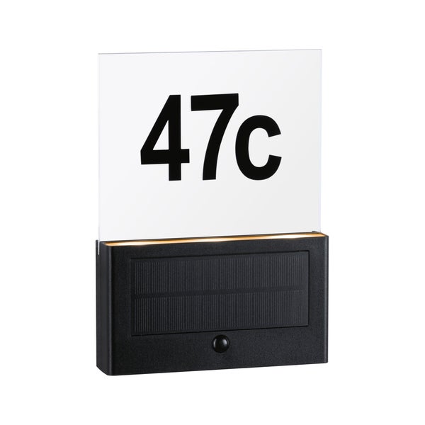 Helles Zimmer mit grossem Kleiderschrank und Arbeitsbereich.