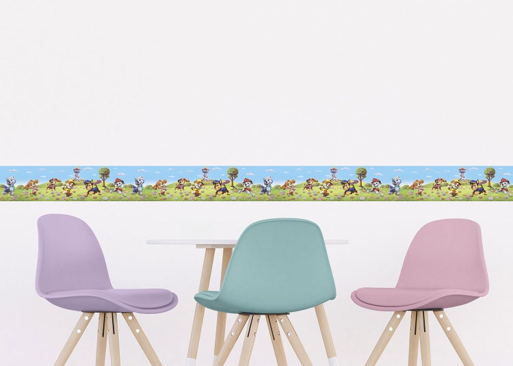 Selbstklebende Wandbordüre mit Paw Patrol-Motiv in einem Kinderzimmer mit Tisch und Stühlen.