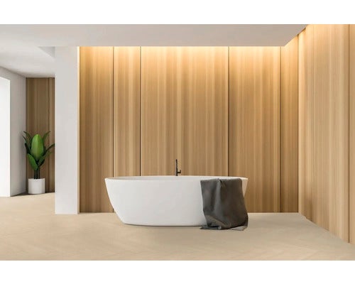 Badezimmer mit freistehender Badewanne, Holzverkleidung und Zimmerpflanze