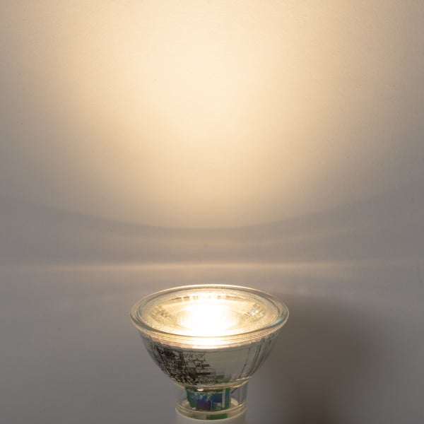 Eingeschaltete LED-Reflektorlampe mit warmweißem Lichtkegel.