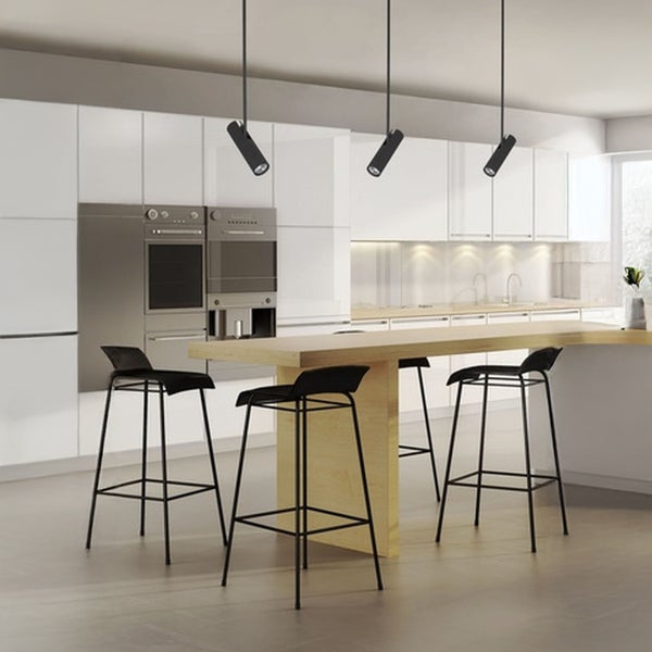 Helle Küche mit Kücheninsel, Barhockern und drei Strahlern