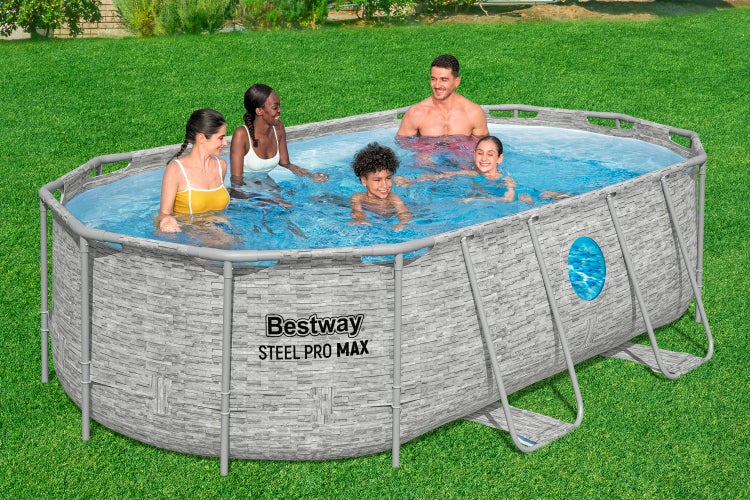 Bestway Steel Pro MAX ovaler Aufstellpool in Steinoptik mit Fenster und Bestway Logo auf einer Wiese, in dem eine fünfköpfige Familie schwimmt.