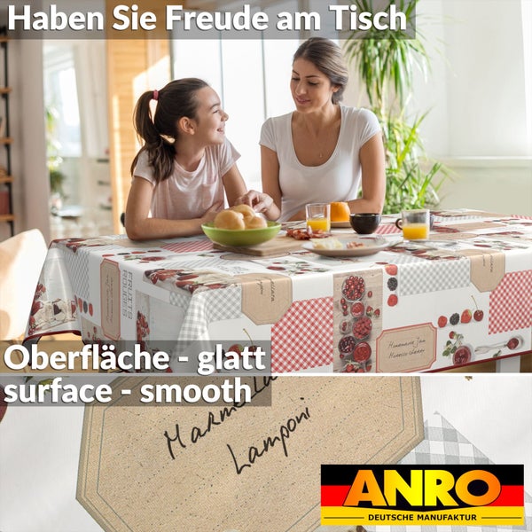 Tischdecke mit Erdbeer- und Marmeladenmotiven auf einem Tisch mit Personen und Speisen