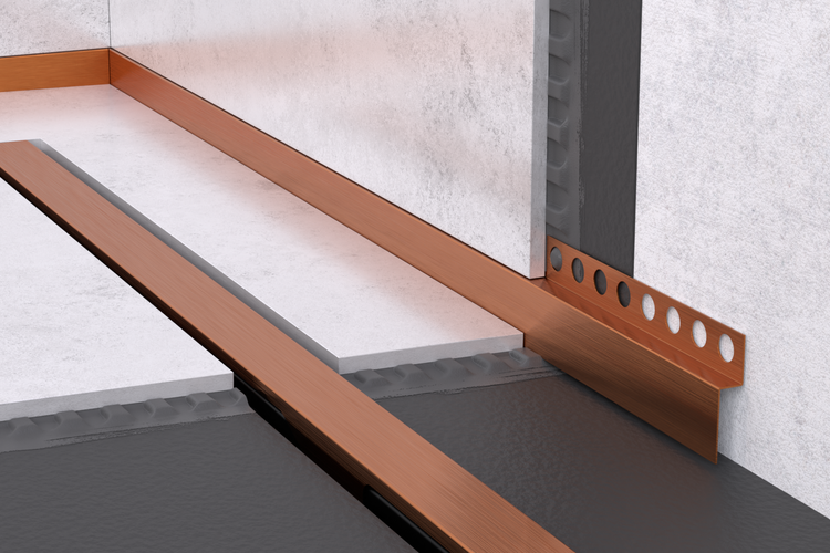 Profil aus Metall in Kupferoptik für den Wandabschluss und Bodenübergang bei Fliesenarbeiten.