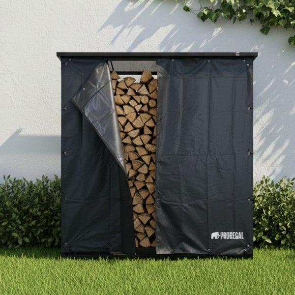 Brennholzregal mit Holz und Abdeckung im Außenbereich. Probegal Logo.