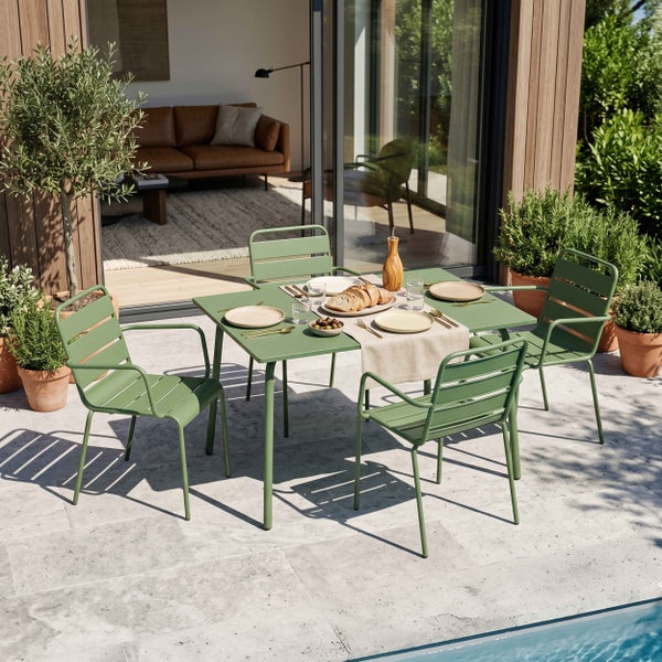 Gartenmöbel-Set aus grünem Metall mit rechteckigem Tisch und vier Armlehnenstühlen auf einer modernen Steinterrasse neben einem Pool.