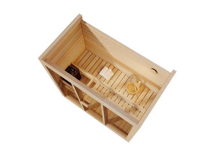 Innenansicht einer hellen Holzsauna von oben mit Holzbänken, Saunaofen, Holzeimer mit Kelle und Handtüchern.