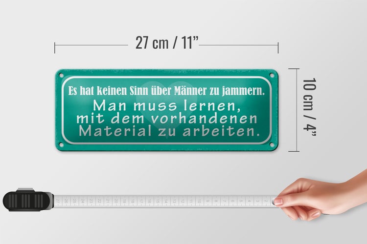 Dekoratives Schild mit dem Spruch: Es hat keinen Sinn über Männer zu jammern. Man muss lernen, mit dem vorhandenen Material zu arbeiten.
