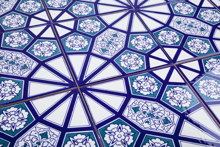 Fliesenmuster mit geometrischen und floralen Elementen
