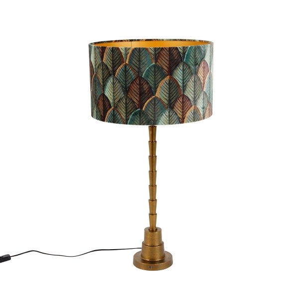 Tischleuchte mit zylindrischem Schirm mit Federmuster und goldfarbenem Metallfuß.