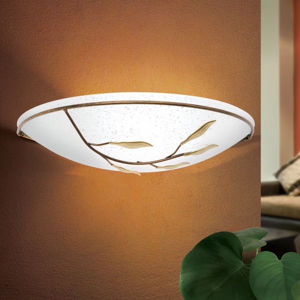 Wandlampe mit weißem Glasschirm und dekorativen metallenen Zweigen mit Blättern für eine dezente Wandbeleuchtung.