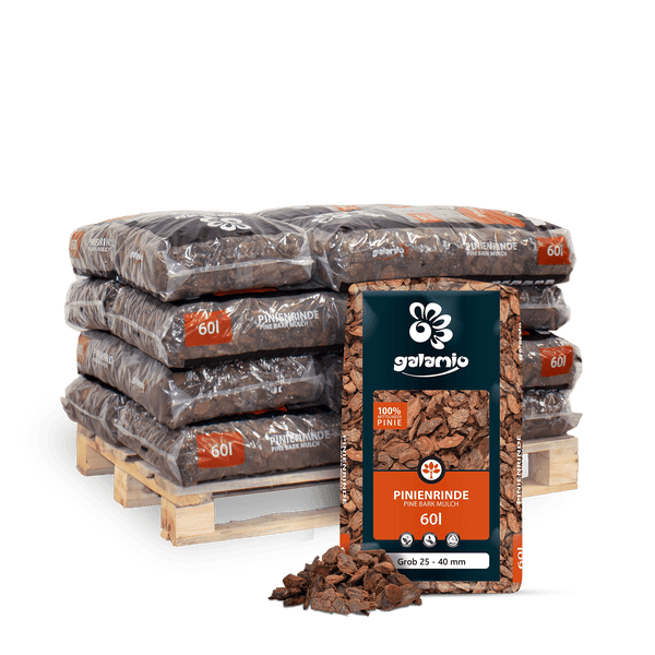 Mehrere Säcke Galamio Pinienrinde grob 25 bis 40 Millimeter, je 60 Liter, auf einer Holzpalette gestapelt.