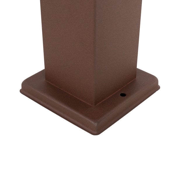 Quadratischer Pfostenfuß aus Metall in Braun mit strukturierter Oberfläche und Befestigungsloch.