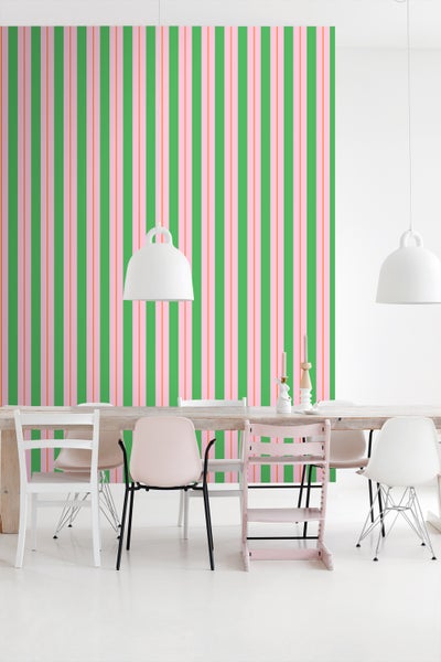 Esszimmer mit Esstisch, Stühlen und gestreifter Tapete