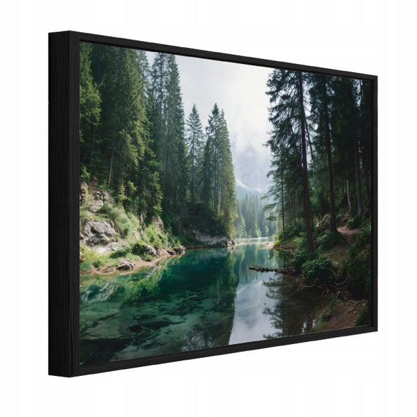 Wandbild mit schwarzem Rahmen, Motiv Waldsee mit Nadelbäumen und klarem Wasser, Landschaftsfotografie.