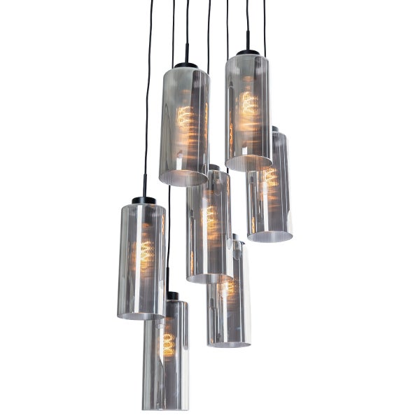 Siebenflammige Pendelleuchte mit zylindrischen Schirmen aus geriffeltem Rauchglas und schwarzen Kabeln.