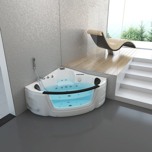 Eck-Whirlpool mit integriertem Sichtfenster, Kopfstützen und Handbrause in einem modernen Badezimmer mit Holztreppenaufgang.