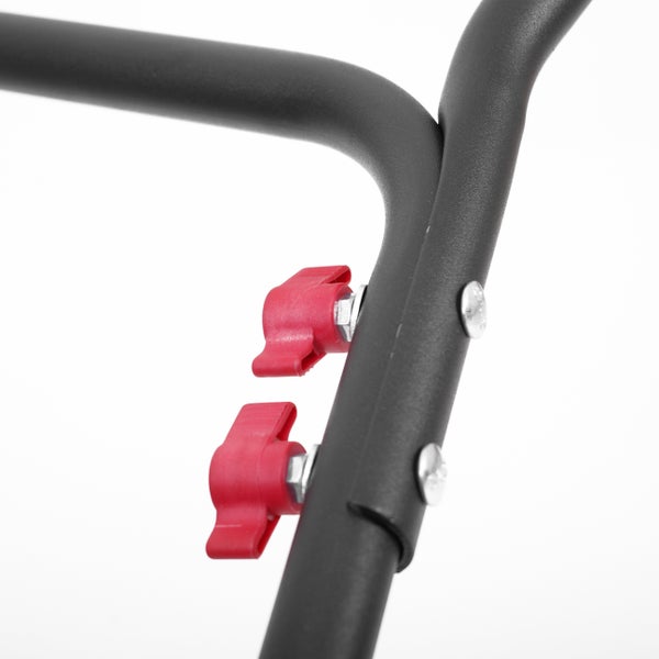 Detailansicht eines Transportwagens mit roten Feststellschrauben