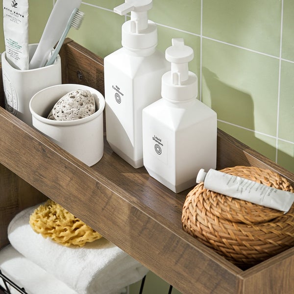 Badezimmerregal mit Shampoo, Haarspülung, Handtüchern und Badaccessoires