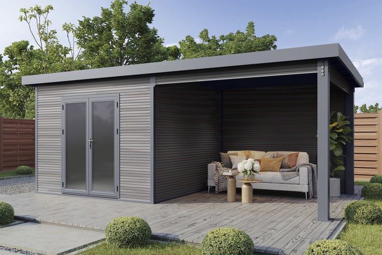 Modernes Gartenhaus mit überdachter Terrasse und Doppeltür, auf einer Holzterrasse stehend, in einem gepflegten Garten.
