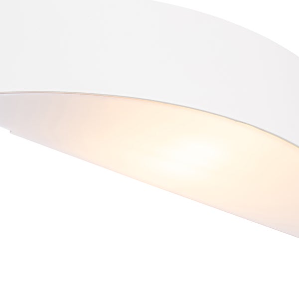 Detailansicht einer weißen LED Wandleuchte mit gebogenem Gehäuse und warmweißem Licht.