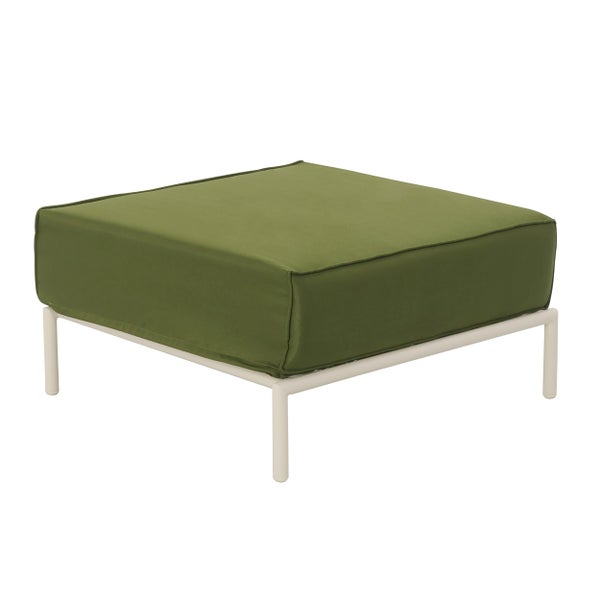 Quadratischer Gartenhocker mit grünem Polster und weißem Metallgestell.