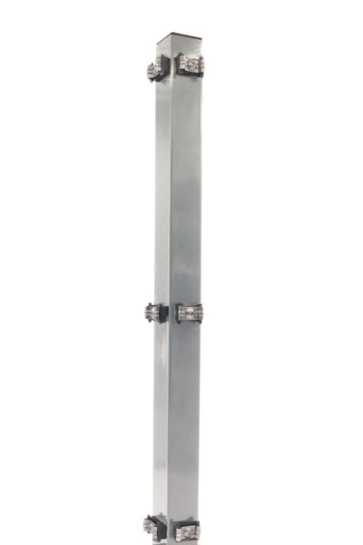 Pfosten aus Metall mit Befestigungsclips