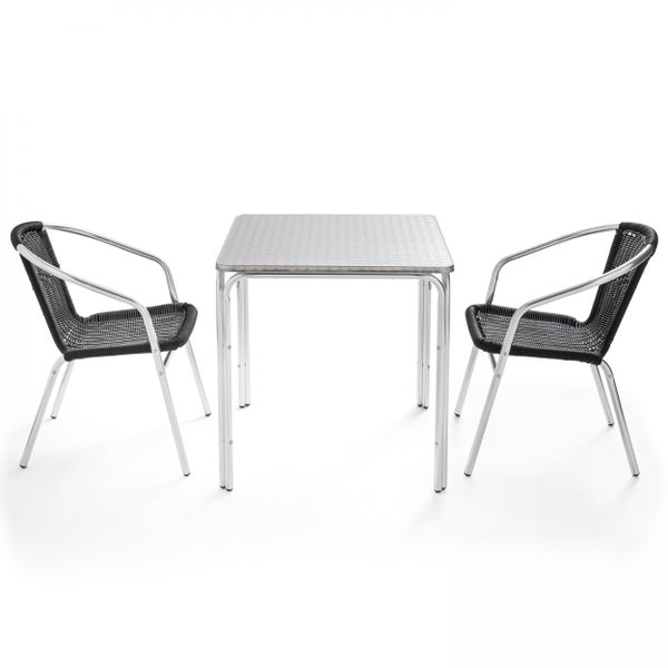 Bistro-Set bestehend aus einem quadratischen Metalltisch und zwei Stühlen mit schwarzem Geflecht und Metallgestell.
