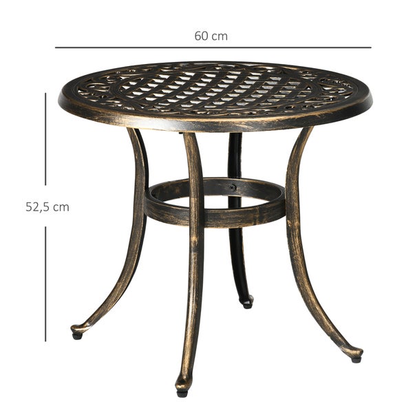 Runder Bistrotisch aus Metall mit Ornament-Muster, Holz-Vase und Tasse vor weißem Zaun.